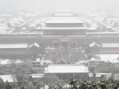 Kota Terlarang yang diselimuti salju terlihat dari paviliun di puncak bukit di Beijing, Rabu, 13 Desember 2023. (AP Photo/Ng Han Guan)
