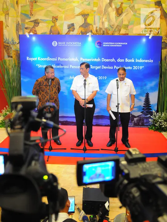 Menko Bidang Kemaritiman Luhut Binsar Panjaitan (tengah) memberi keterangan terkait target devisa pariwisata, Jakarta, Senin (18/3). Sebanyak 20 juta wisatawan ditargetkan mengunjungi Indonesia pada 2019. (Liputan6.com/Angga Yuniar)