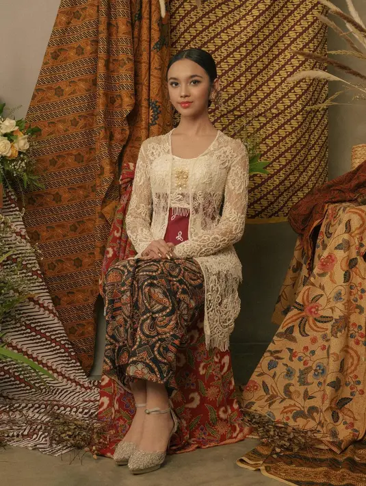 Kebaya putih nuansa klasik dipadukan dengan angkin berwarna merah maroon buat Lyodra Ginting semakin anggun. [@lyodraginting]