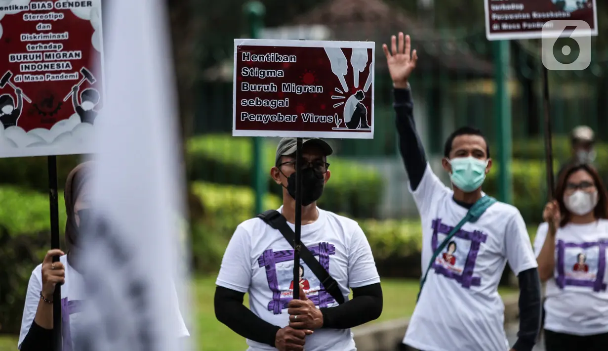Aktivis yang tergabung dalam Serikat Buruh Migran Indonesia (SBMI) melakukan aksi damai di Kawasan Monas, Jakarta Pusat, Minggu (13/3/2022). Mereka meminta agar pekerja perempuan diberikan hak yang sama seperti pekerja laki-laki dan tidak ada lagi tindakan diskriminasi. (Liputan6.com/Johan Tallo)