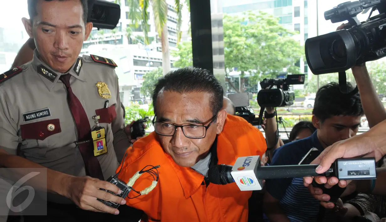 Pengusaha Ichsan Suaidi KPK saat akan menjalani pemeriksaan Perdana di gedung KPK, Jakarta, (26/2). Kasubdit Kasasi dan Peninjauan Kembali Perdata Khusus Mahkamah Agung itu diamankan dalam operasi tangkap tangan KPK. (Liputan6.com/Helmi Afandi)