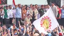 Dalam May Day 2026 para buruh menuntut adanya pengesahan RUU Ketenagakerjaan, penghapusan outsourcing dan penolakan upah murah. Tampak dalam foto, Presiden Prabowo Subianto (tengah) didampingi sejumlah pimpinan organisasi-organisasi buruh saat peringatan Hari Buruh Internasional atau May Day 2026 di kawasan Monumen Nasional (Monas), Jakarta, Jumat (1/5/2026). (merdeka.com/Arie Basuki)