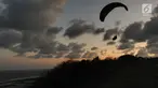 Wisatawan melakukan tandem paralayang di Bukit Riug, Nusa Dua, Bali (30/6). Kegiatan paralayang tandem dengan mengandalkan angin pantai sudah lebih dari satu tahun digemari para wisatawan mancanegara dan lokal. (Merdeka.com/Arie Basuki)