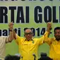 Ki-ka: Agung Laksono, Aburizal Bakrie dan Idrus Marham usai rapat pengurus pleno di gedung DPP Partai Golkar, Jakarta, Kamis (7/4/2016). Golkar akan menggelar Munas di Bali pada 7 Mei 2016 untuk memilih Ketua Umum Partai. (Liputan6.com/Johan Tallo)