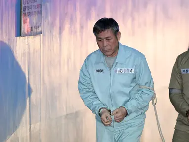 Pastor Korea Selatan Lee Jaerock tiba di Pengadilan Distrik Pusat Seoul untuk menghadiri persidangannya di Seoul (22/11). Pemimpin kultus Korsel ini dihukum pada 22 November 2018 terkait perkosaan ganda delapan pengikut wanitanya. (AFP Photo/Jung Yeon-je)