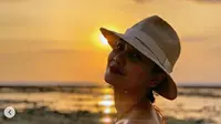 Luna Maya sedang meningkat sunset di Gili Trawangan, Lombok, Nusa Tenggara Timur (NTT) (Dok.Instagram/@lunamaya/https://www.instagram.com/p/B3g9iHWHbvb/Komarudin)