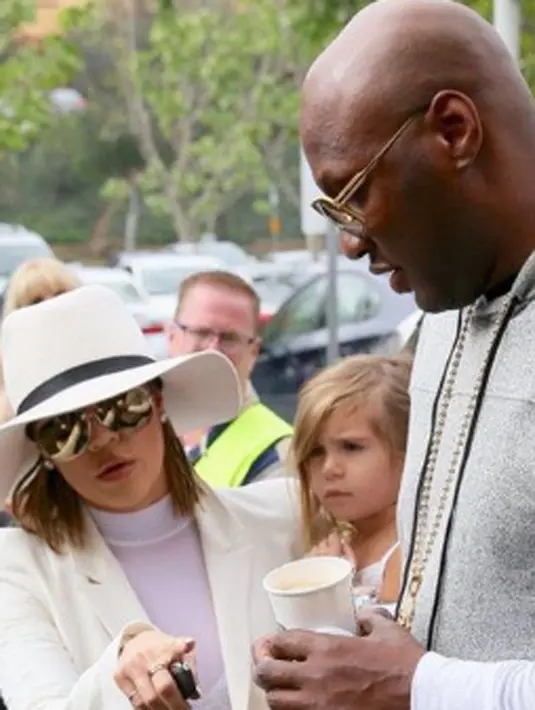 Seperti yang dilansir oleh Aceshowbiz, (26/5/16), Khloe dan Lamar Odom mengunjungi kantor pengadilan di daerah New York,AS. (aceshowbiz/Bintang.com)
