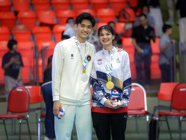 Potret Romantis Pevoli Indonesia Alfin Daniel dan Kekasihnya setelah Laga Final Voli Putra SEA Games 2025. (Bola.com/Bagaskara Lazuardi)