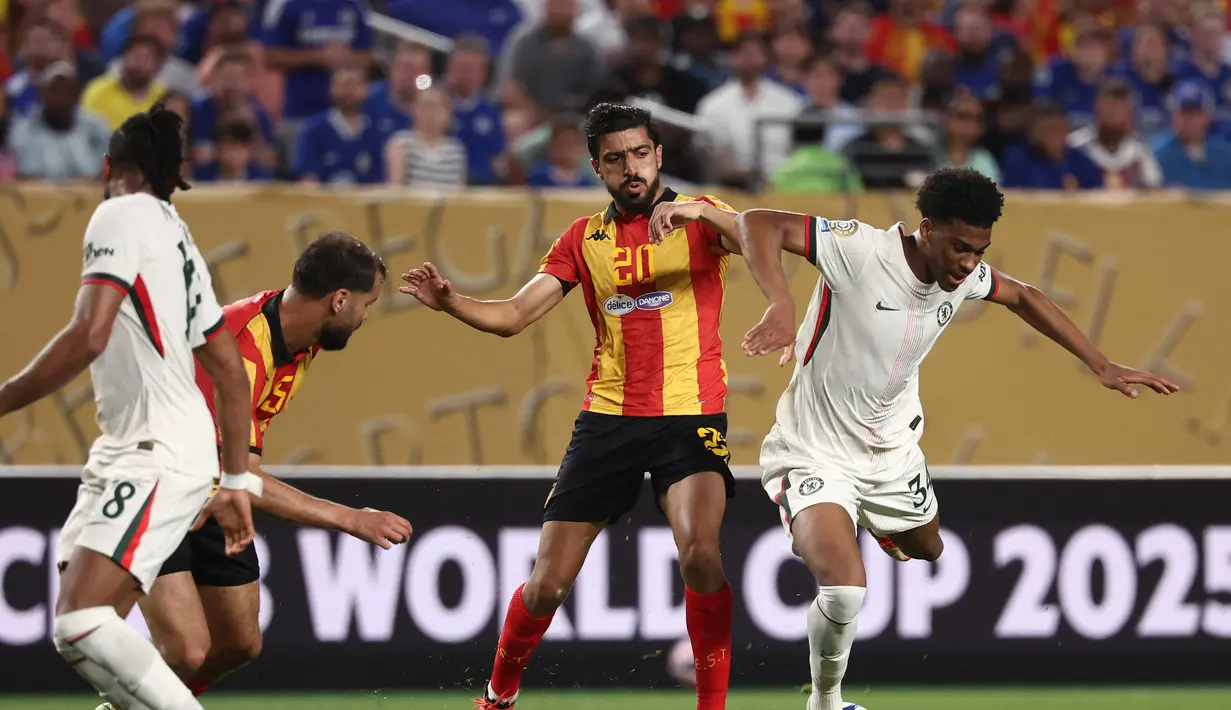Babak pertama ditutup dengan kemenangan Chelsea atas Esperance de Tunis 2-0. (FRANCK FIFE/AFP)