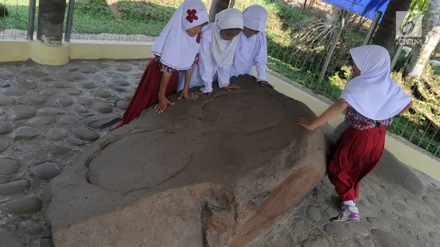 Melihat Prasasti Telapak Kaki Gajah Peninggalan Kerajaan Tarumanegara