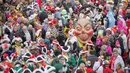 Ribuan peserta mengikuti karnaval yang dinamakan karnaval bodoh di Mainz, Jerman, Rabu (11/11/2015). Mereka akan menyerbu kota - kota wilayah Rhine yang menjadi tujuan utama karnaval. (AFP PHOTO/Fredrik VON Erichsen)