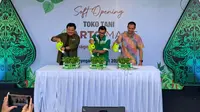 Dari kiri ke kanan, Direktur Utama PT CROWDE Membangun Bangsa, Yohanes Sugihtononugroho; Manager Arto Mart, Bima Christianto, dan Chief Investment Officer Mandiri Capital Indonesia, Dennis Pratistha melakukan simbolis pembukaan Arto Mart, Rabu (8/3/2023).