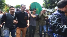 Ariel "NOAH" mengusung keranda jenazah ayahnya, Nazmul Irphan bin Muhammad Saleh, Bandung, Selasa (29/3/2016). Ayah Ariel meninggal dunia di Rumah Sakit Advent, Bandung, kira-kira pukul 13.00 WIB. (Liputan6.com/Herman Zakharia)