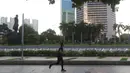 Warga berolahraga di kawasan Jalan Jenderal Sudirman, Jakarta, Minggu ( 25/7/2021). Sejumlah warga tetap beraktivitas olahraga meski Kota Jakarta masih dalam masa PPKM Level 4. (Liputan6.com/Helmi Fithriansyah)