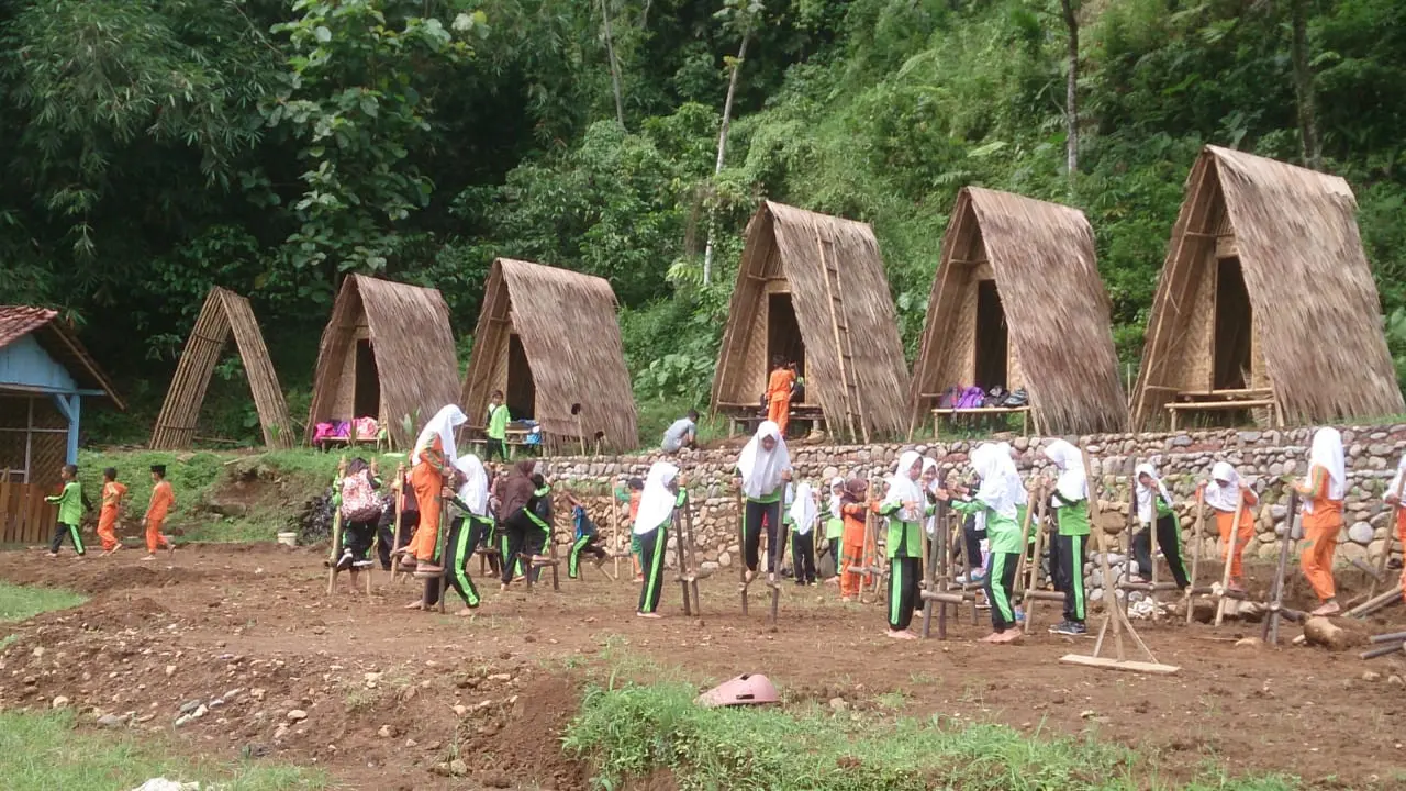 Anak-anak menjajal permainan tradisional, egrang, di Taman Brilian Angkruk Logawa, Sunyalangu, Karanglewas, Banyumas. (Foto: Liputan6.com/Adib untuk Muhamad Ridlo)