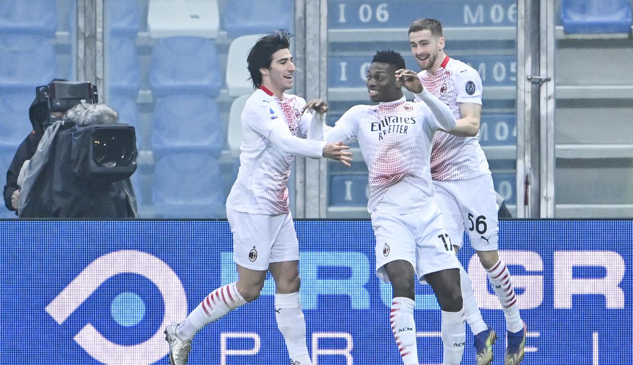 Penyerang AC Milan, Rafael Leao (tengah) berselebrasi dengan rekan-rekannya usai mencetak gol ke gawang Sassuolo pada pertandingan lanjutan Liga Serie A Italia di di stadion Mapei (20/12/2020). Durasi waktu yang dibutuhkan Leao untuk mencetak gol tersebut adalah 6,7 detik. (AFP/Alberto Pizzoli)
