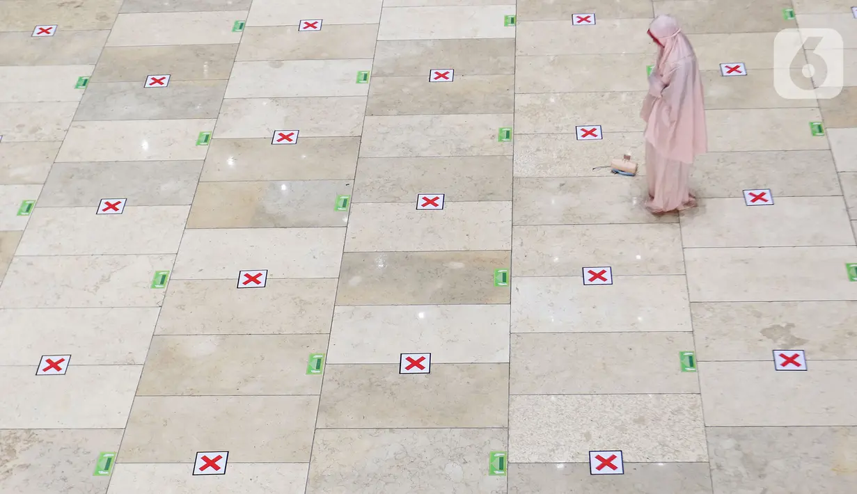 Umat Muslim menunaikan salat zuhur di Masjid Istiqlal, Jakarta, Sabtu (10/4/2021). Masjid Istiqlal akan membuka salat tarawih berjemaah saat Ramadan dengan membatasi jumlah jemaah hanya 2.000 orang dari kapasitas 250 ribu dan memperhatikan protokol kesehatan Covid-19. (Liputan6.com/Herman Zakharia)