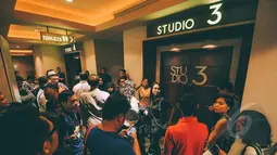 Antrian penonton di pintu Studio saat Premier Film Jupiter Ascending di Plaza Indonesia XXI, Jakarta, Selasa (3/2/2015). (Liputan6.com/Faizal Fanani)