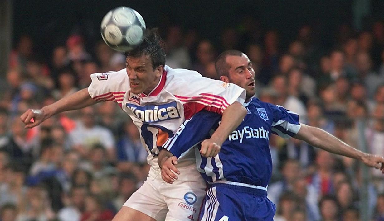 Tony Cascarino. Striker berusia 59 tahun yang pensiun di AS Red Star 93 pada September 2000 ini menjadi pencetak hattrick tertua di Liga Prancis saat Nancy menang 3-0 atas tamunya Rennes pada pekan ke-9 musim 1999/2000, 2 Oktober 1999. Saat itu ia berusia 37 tahun dan 31 hari. (AFP/Franck Fife)