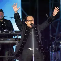 Ari Lasso tampil bersama grup band Dewa 19 pada konser bertajuk Pesta Rakyat 30 Years of Careers Dewa 19 di Jakarta International Stadium, Jakarta, Sabtu (4/2/2023). Ari Lasso tampil dengan membawakan sejumlah lagu seperti &ldquo;Cinta Kan Membawamu Kembali&rdquo; hingga tembang terbarunya bersama Dewa 19 &ldquo;Tangis Terakhir&rdquo;. (Fimela.com/Bambang E. Purnama)