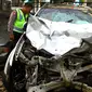 Petugas sedang memeriksa mobil Mitsubishi Outlander yang mengalami tabrakan beruntun di Arteri Pondok Indah, Polres Jakarta Selatan, Rabu (21/1/2015). (Liputan6.com/Faisal R Syam)