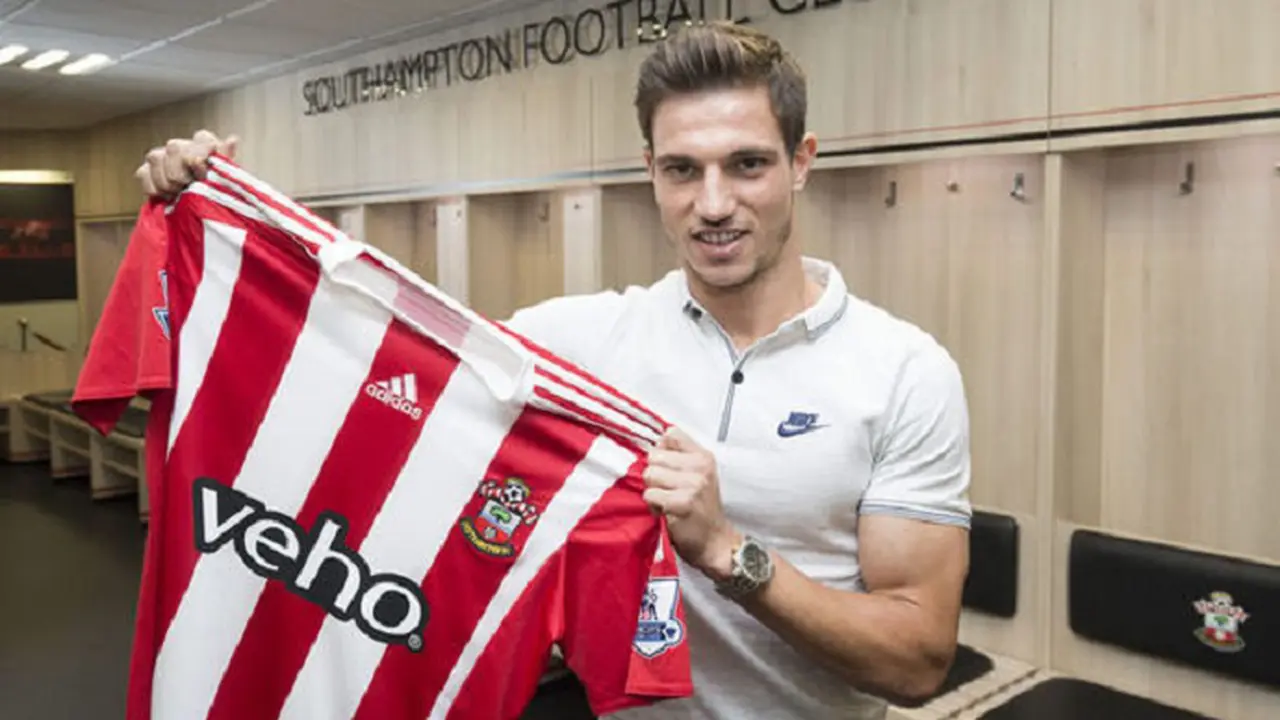 Juventus dan Barcelona Berebut Bek Southampton