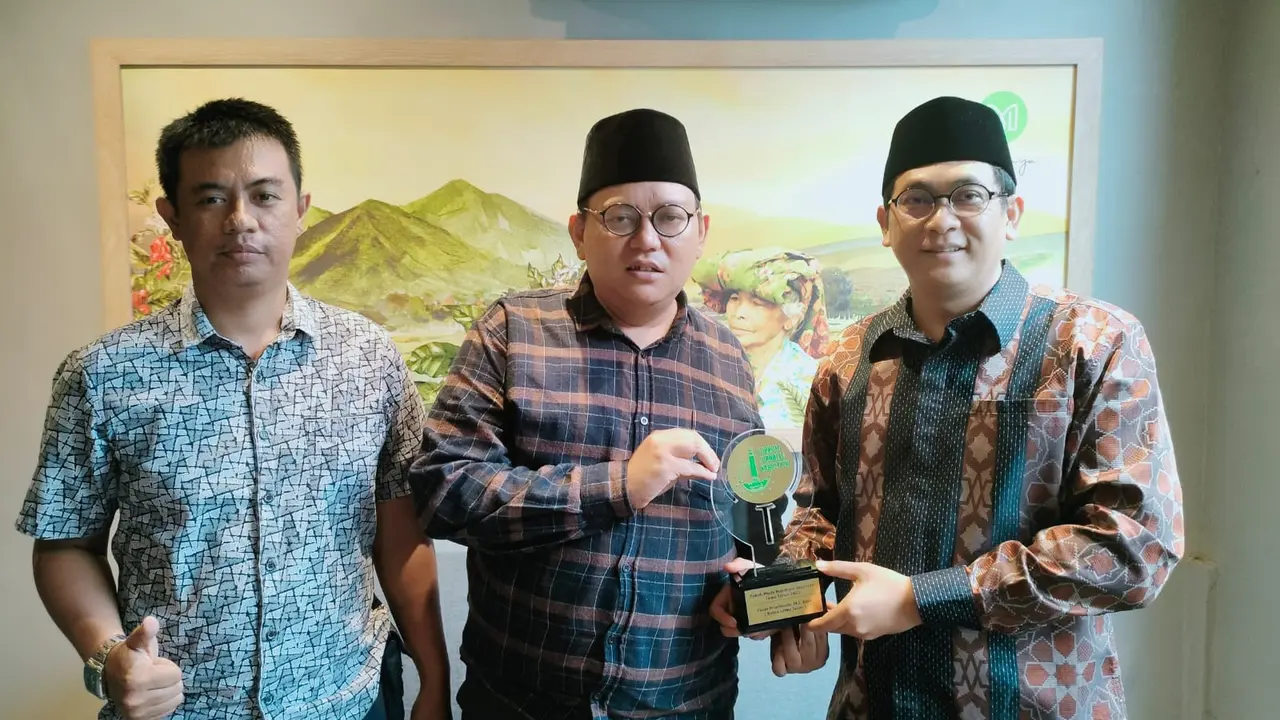 Ketua LPNU PWNU Jatim, Fauzi Priambodo menerima apresiasi Tokoh Muda Nahdliyin Inspiratif Jawa Timur 2022 dari Forkom Jurnalis Nahdliyin. (Istimewa).