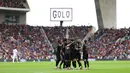 Para pemain Portugal merayakan gol yang dicetak oleh Joao Neves dalam laga Grup F Kualifikasi Piala Dunia 2026 melawan Armenia di Dragao Stadium, Porto, Minggu (16/11/2025) waktu setempat. (AP Photo/Luis Vieira)