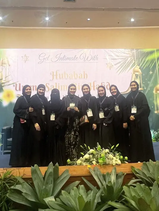 Hijab hitam dipadu dengan gamis hitam. Mana penampilan Mona Ratuliu berhijab yang paling membuat adem saat melihatnya, Sahabat FIMELA? [Foto: Instagram/monaratuliu]