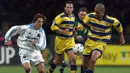 Juan Sebastian Veron menjadi pilar lini tengah Parma usai didatangkan dari Lazio pada tahun 1998. Meski hanya bertahan satu musim, 'La Brujita' mampu menakhlukkan hati para penggemar Ducali Gialloblu. Veron tercatat mampu mencetak 5 gol dan 7 assist dalam 42 penampilannya. (AFP/Gabriel Bouys)