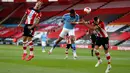 Striker Manchester City Gabriel Jesus (tengah) berebut bola dengan pemain Southampton Jan Bednarek dalam lanjutan Liga Inggris di St. Mary Stadium, Minggu (5/7/2020).  Manchester City gagal memetik poin penuh setelah kalah tipis 0-1 saat bertandang ke markas Southamtpon. (Frank Augstein/POOL/AFP)