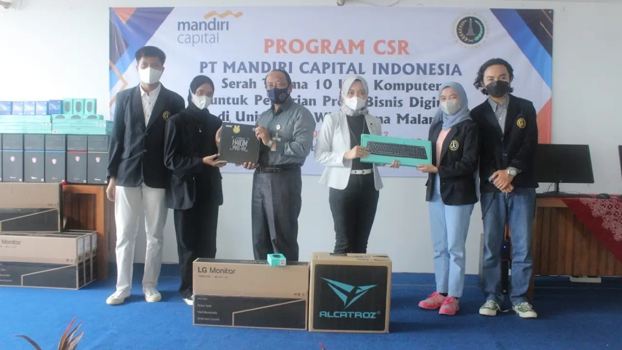 Prosesi simbolis penyerahan CSR PT MCI berupa 10 unit komputer di Kampus Universitas Widya Gama Malang. (Istimewa)