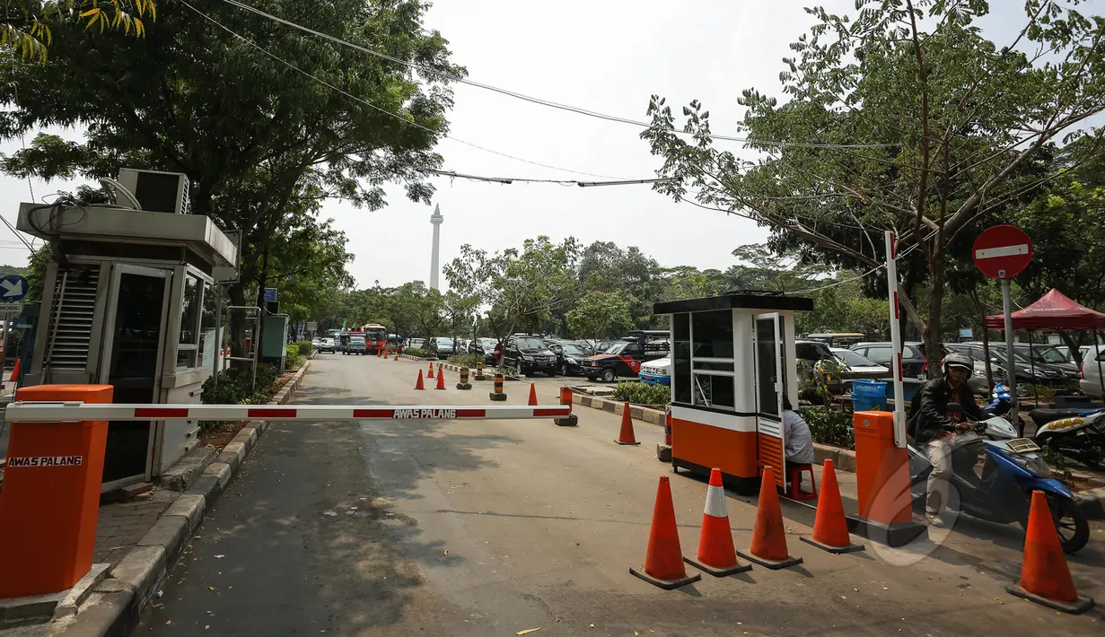Unit Pengelola Teknis (UPT) Parkir Dinas Perhubungan dan Transportasi DKI Jakarta menyiapkan konsep perombakan sistem parkir di kawasan IRTI Monas, Jakarta, Selasa (26/5/2015). Pengelolaan parkir akan melibatkan pihak swasta. (Liputan6.com/Faizal Fanani)