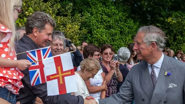 Guernsey saat kedatangan Raja Charles III