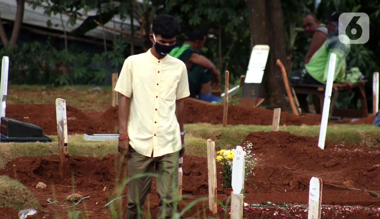 Peziarah meninggalkan area pemakaman jenazah yang diduga terinfeksi virus COVID-19 di TPU Pondok Ranggon, Jakarta, Minggu (24/5/2020). Momen Hari Raya Idul Fitri 1441 H dimanfaatkan keluarga dan kerabat korban yang diduga terinfeksi COVID-19 untuk berziarah. (Liputan6.com/Helmi Fithriansyah)