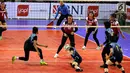 Tim PB Voli AD (PBVAD) menahan bola voli Tim Wahana Express Group (WEG) pada final turnamen Danjen Kopassus Open Volleyball Tournament, di GOR Nanggala, Minggu (08/4). WEG mengalahkan PB Voli AD (PBVAD) Putri, tiga set langsung. (Liputan6.com/Johan Tallo)