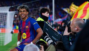 Lamine Yamal kembali mencuri perhatian dengan mencetak sejarah baru di Liga Champions saat Barcelona meraih kemenangan besar atas Newcastle United. (AP Photo/Joan Monfort)