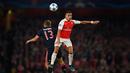 Penyerang Arsenal, Alexis Sanchez (kanan) berebut bola udara dengan bek Muenchen, Rafinha pada pertandingan liga Champions di Emirates Stadium, London, Inggris  (20/10/15). Arsenal menang atas Muenchen dengan skor 2-0. (Reuters/Dylan Martinez)