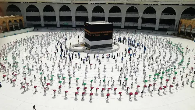 tawaf umroh dan haji jaga jarak selama periode COVID-19. (AP/Arsip)