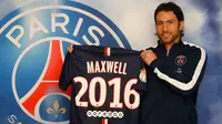 Maxwell memperpanjang kontak selama satu musim.