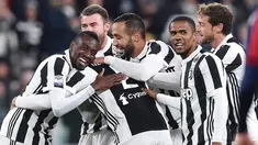 Pemain Juventus, Mattia De Sciglio bersama rekan setimnya merayakan gol ke gawang Crotone pada laga pekan ke-14 Liga Italia Seri A di Allianz Stadium, Senin (27/11). Juventus memetik hasil sempurna usai menang telak 3-0. (Alessandro Di Marco/ANSA via AP)