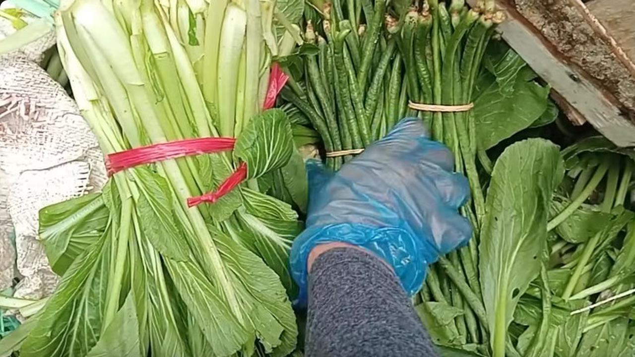 Harga Bahan Pokok Terus Meroket, Wanita Ini Rela Mulung Sayur di Pasar