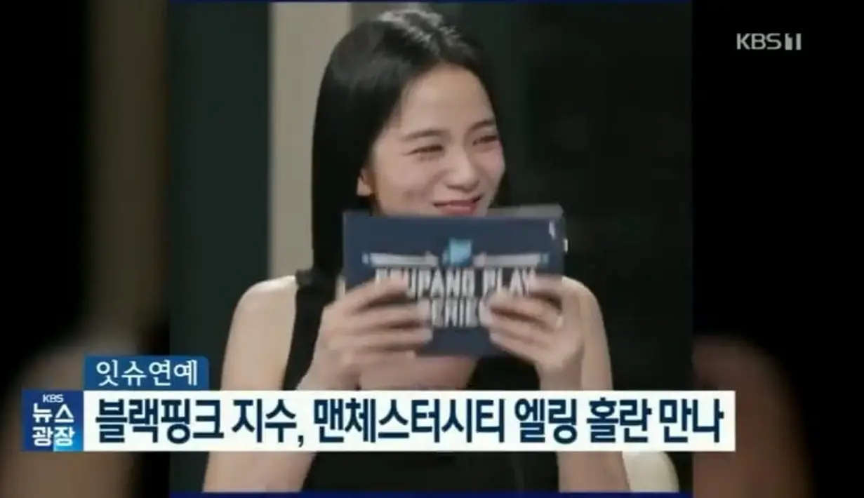 Haaland menurutinya dan Jisoo langsung tersipu malu saat dipanggil noona. "Oh, Hi, Haland dongsaeng" jawab Jisoo. (Foto: Coupang Play via Twitter)