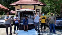 Tim Resmob Polres Bone Bolango saat mengamankan pelaku penyeludup miras ke Gorontalo (Arfandi Ibrahim/Liputan6.com)