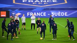 Para pemain Prancis melakukan pemanasan selama sesi latihan di stadion Stade de France di Saint-Denis, Paris (16/11/2020). Prancis akan menghadapi Swedia pada matchday Grup A3 UEFA Nations League 2020/21 di Stade de France, Saint-Denis, Paris. (AFP/Franck Fife)