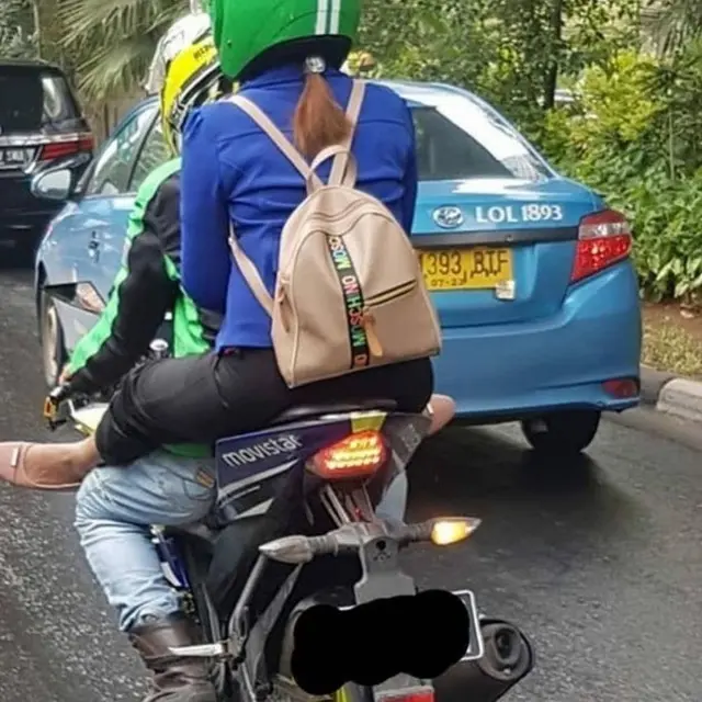 7 Posisi Duduk Nyeleneh Penumpang Ojol Bikin Heran.