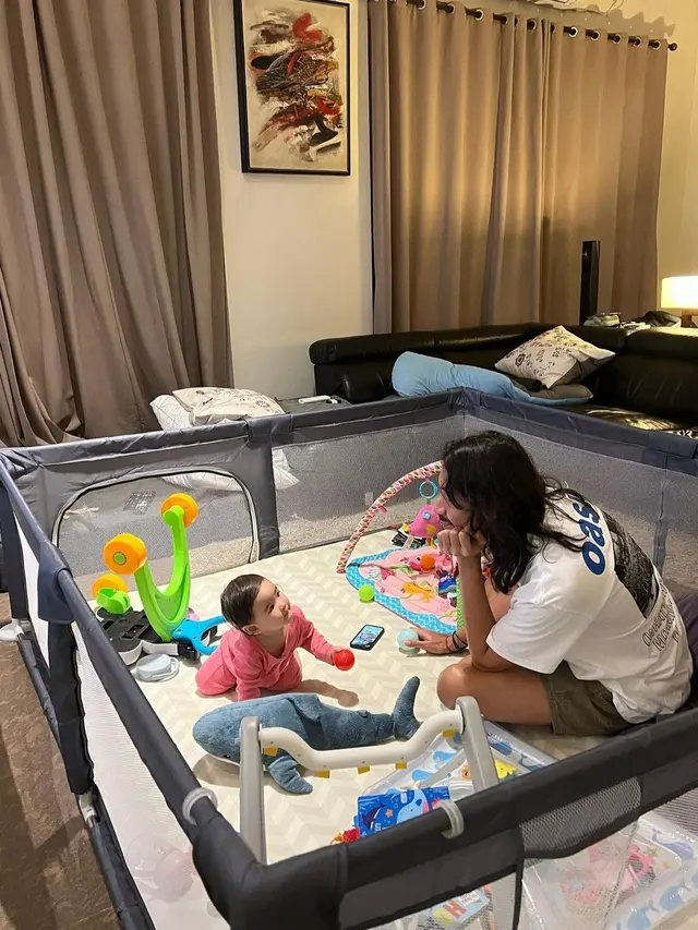 Potret Marcello Tahitoe Momong Anak