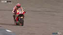 Pebalap Repsol Honda, Marc Marquez, sempat keluar lintasan dan masuk ke gravel saat balapan MotoGP Jerman di Sirkuit Sachsenring, Minggu (17/7/2016). (Bola.com/Twitter/MotoGP)