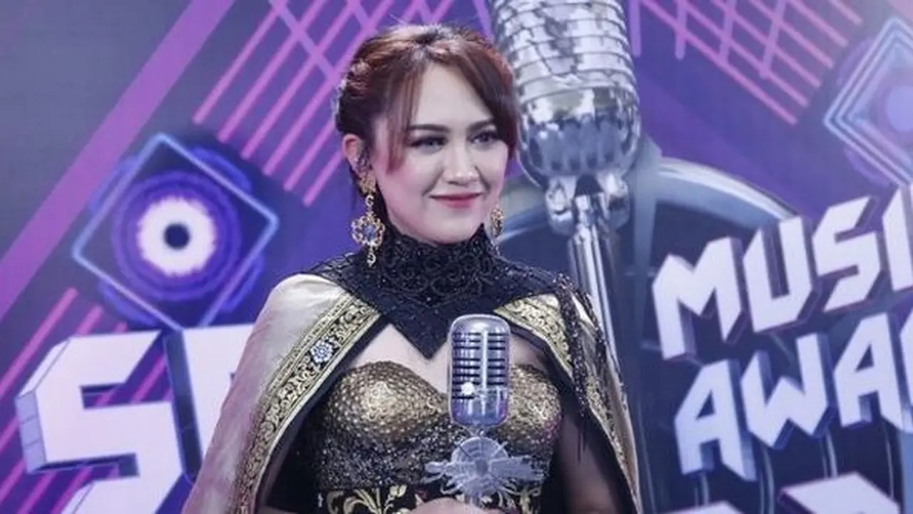 Happy Asmara meraih penghargaan di SCTV Music Awards 2022  (KapanLagi.com/Bayu Herdianto)