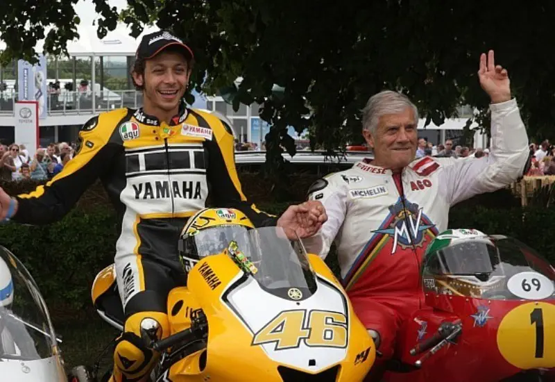 Legenda kejuaraan dunia balap motor grand prix, Giacomo Agostini (kanan), membandingkan Nico Rosberg dengan Casey Stoner dan Valentino Rossi. (Motorsport)